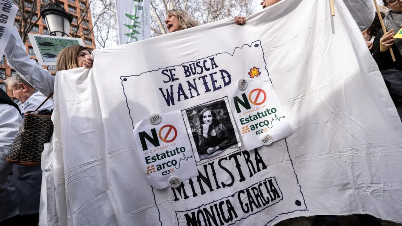 Varias personas sujetan un cartel durante una concentraci&oacute;n de los sindicatos m&eacute;dicos frente al Ministerio de Sanidad.
