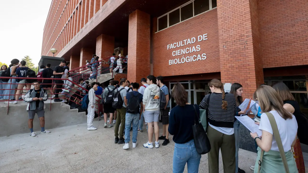 Estudiantes antes del inicio de los ex&aacute;menes durante el primer d&iacute;a de la Evaluaci&oacute;n de Acceso a la Universidad (EvAU). Imagen de archivo.