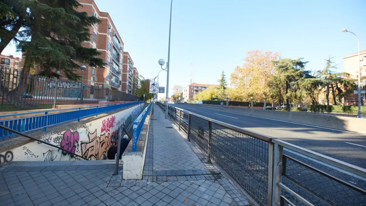 Dos personas bajan las escaleras que dan al paso subterr&aacute;neo de la A-5 en Padre Piquer. Imagen de archivo.