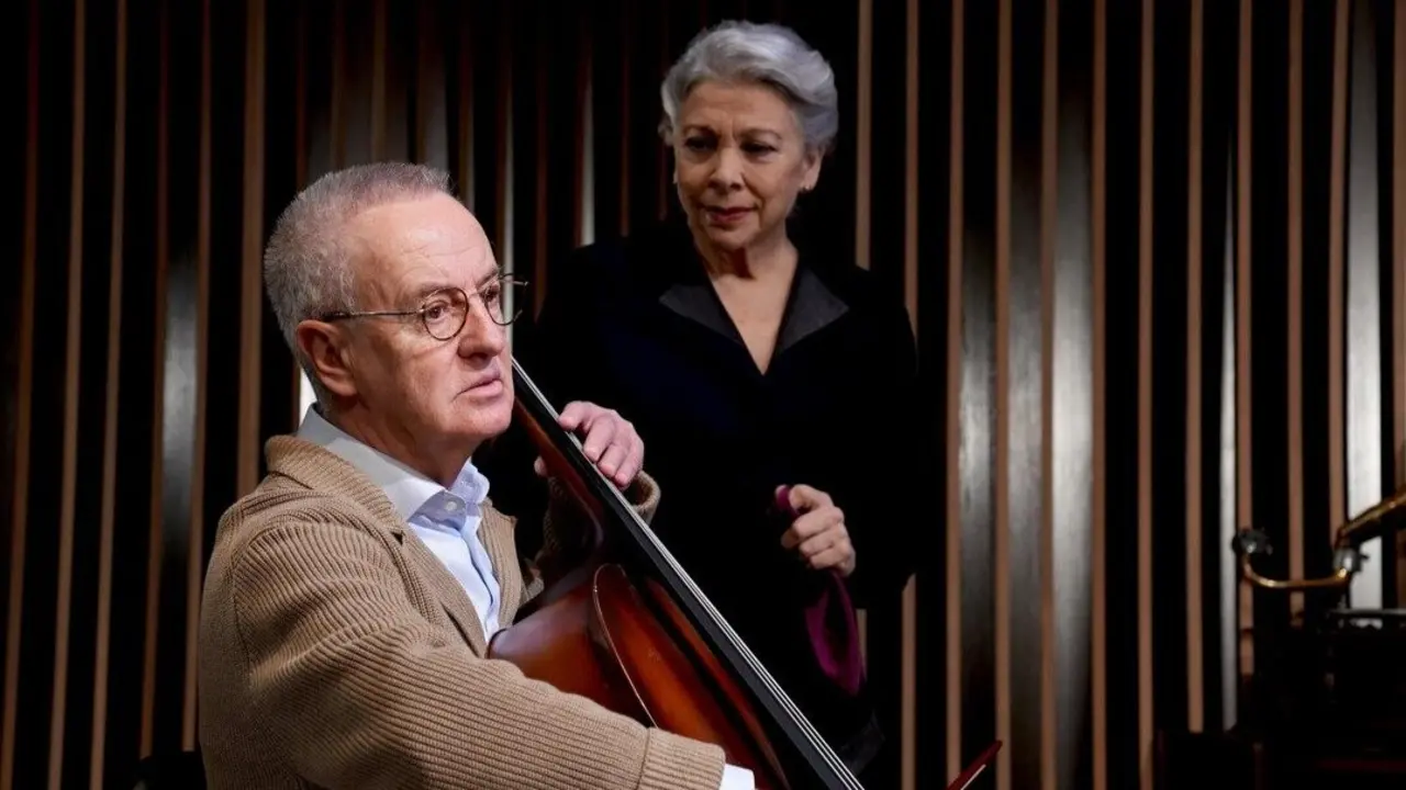 Carlos Hip&oacute;lito y Kiti M&aacute;nver en una escena de M&uacute;sica para Hitler. Foto de Victor G&oacute;mez Herrera.