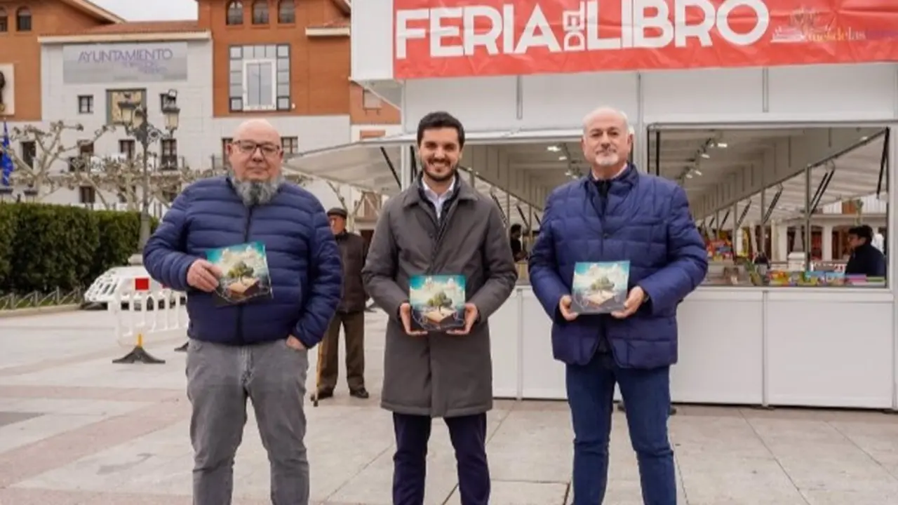 El alcalde, Alejandro Navarro Prieto, el concejal de Cultura, Jos&eacute; Antonio Moreno, y el vicepresidente de la Asociaci&oacute;n de Libreros Cervantes, Augusto Mateos, en la Feria del Libro de Torrej&oacute;n de Ardoz.