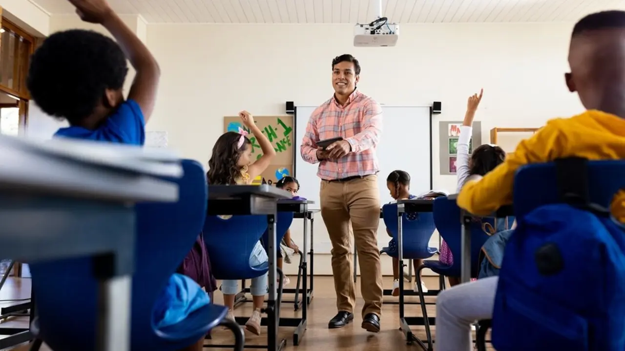 Profesor dando clase. Imagen de archivo.