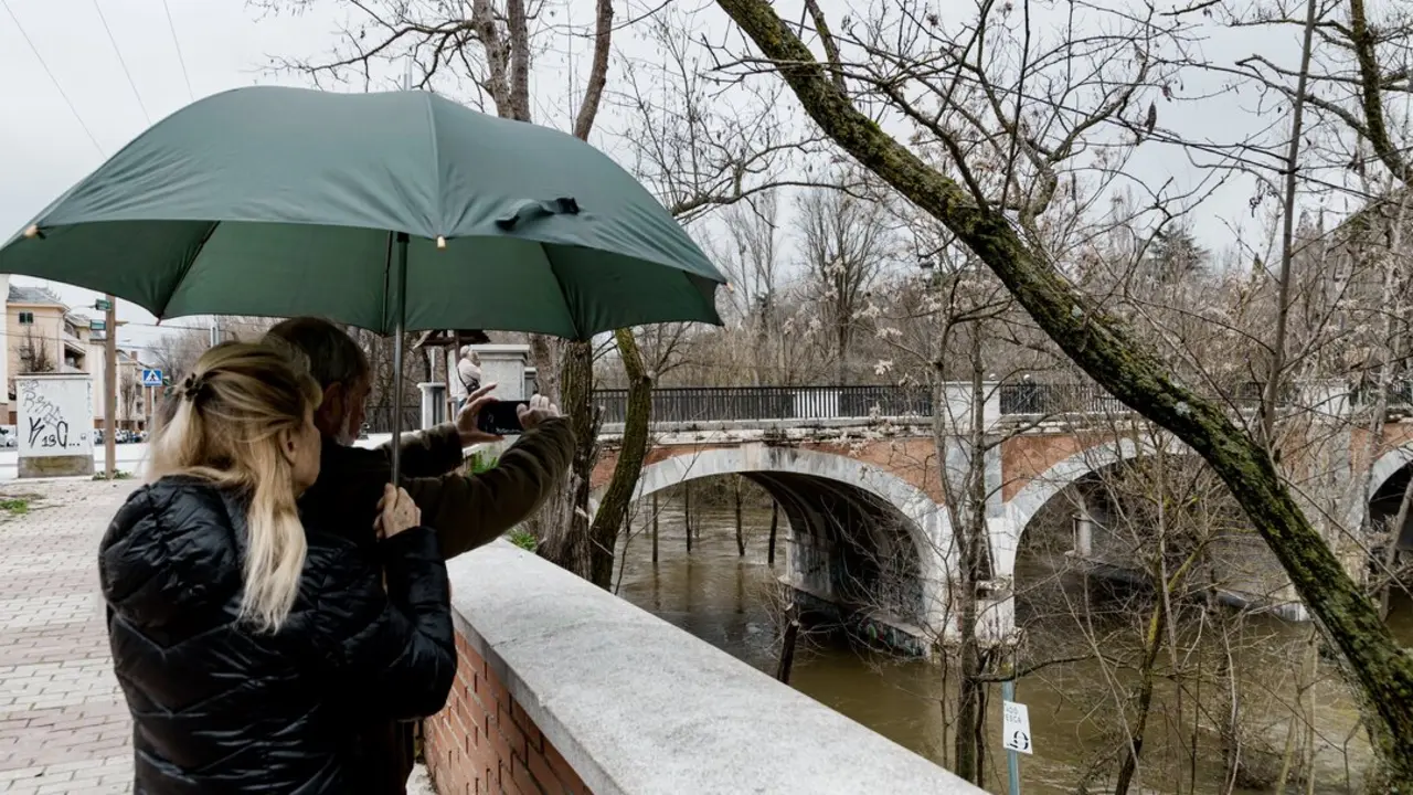 Dos personas observan el r&iacute;o Manzanares a su paso por El Pardo, a 21 de marzo de 2025, en Madrid (Espa&ntilde;a).