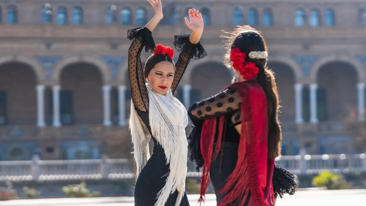 Mujeres bailando flamenco. Imagen de archivo.