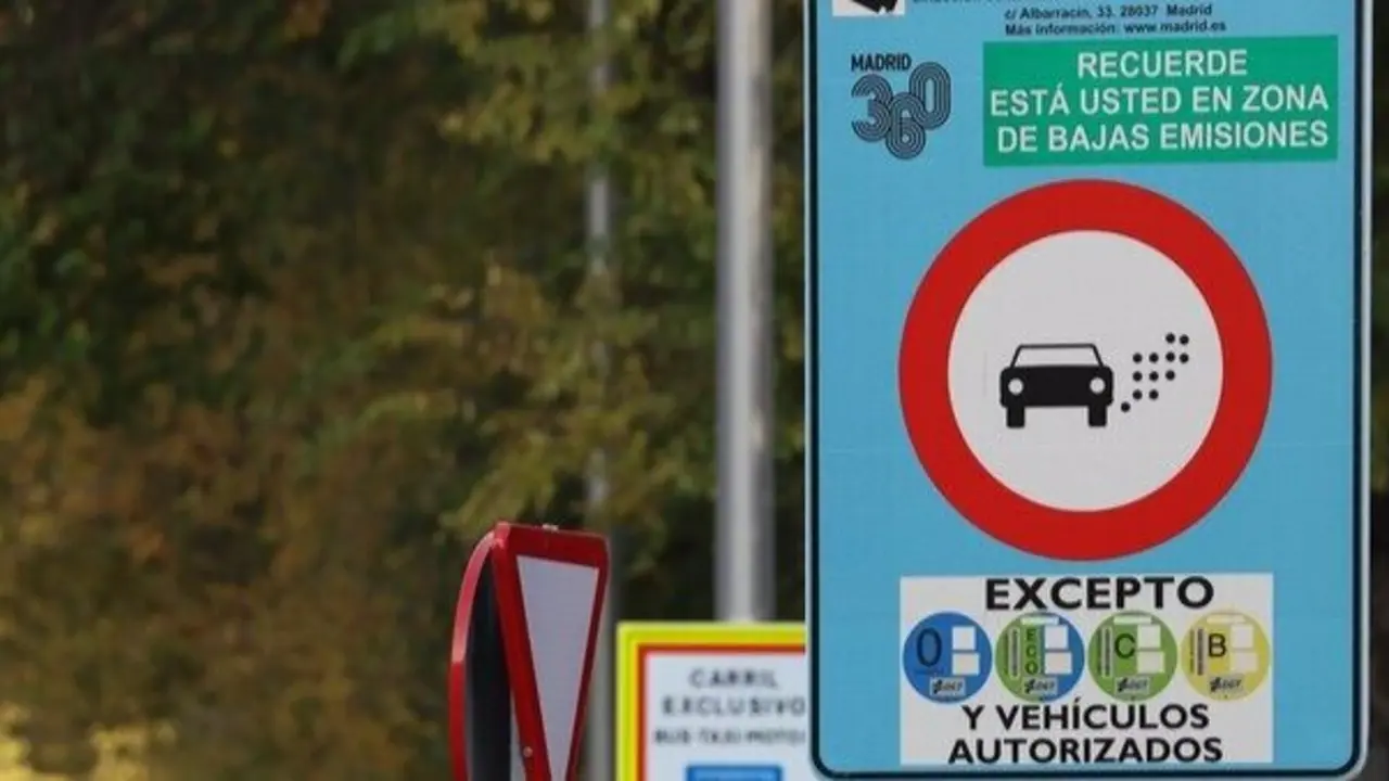 Un cartel marca la el Inicio de una zona de bajas emisiones (ZBE).