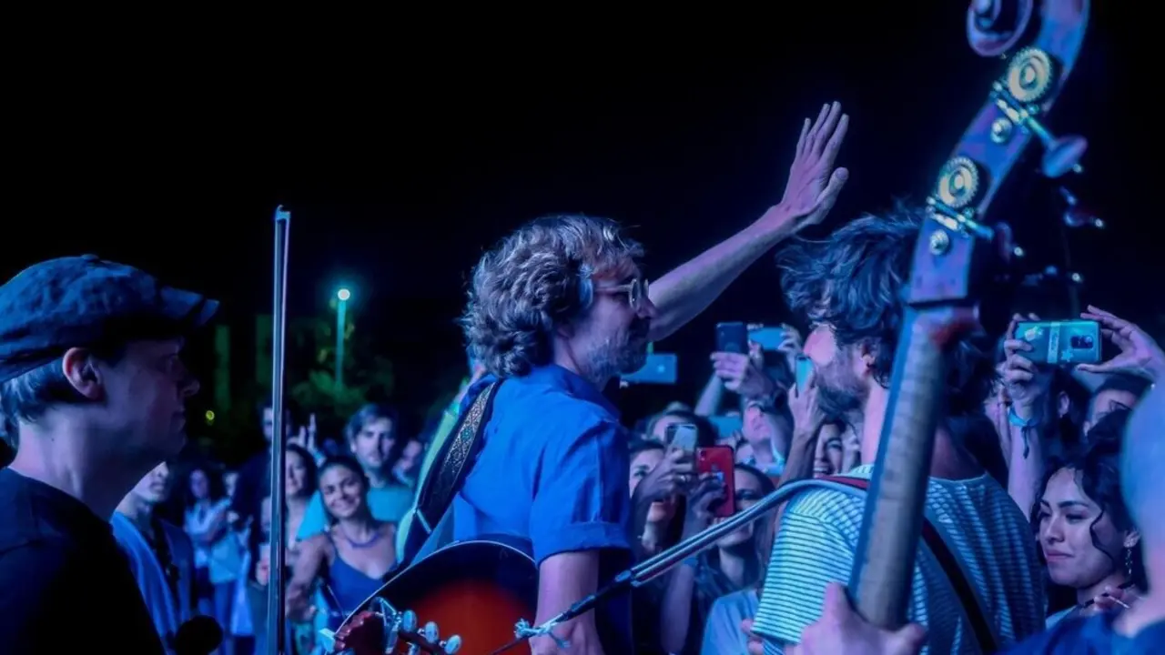 Un miembro del grupo 'Kings Of Convenience' durante un concierto en el Festival de Tomavistas.