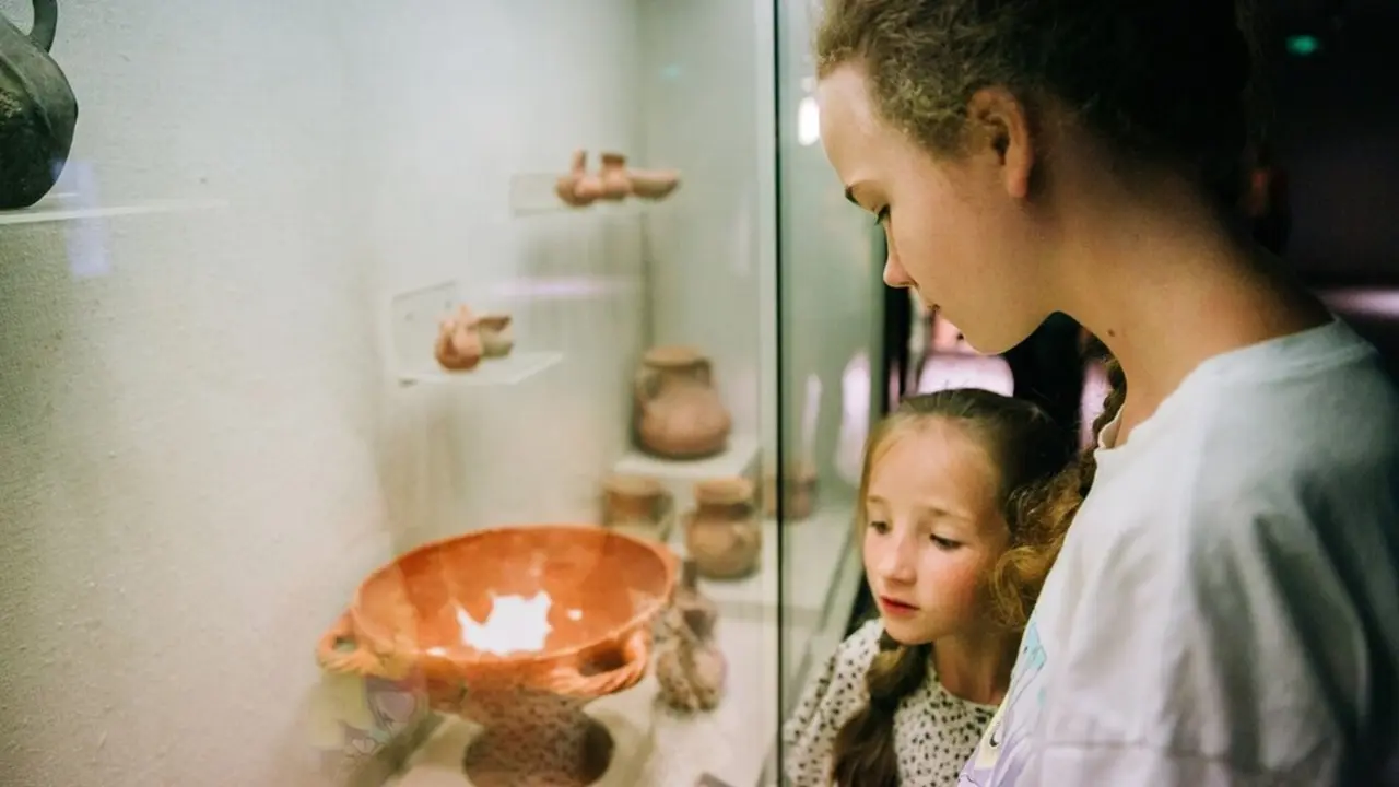 Personas viendo una exposici&oacute;n de museo. Imagen de Archivo.
