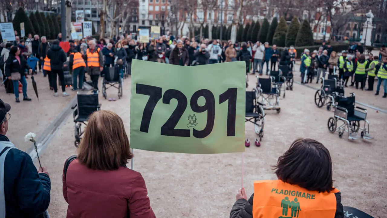 Varias personas sostienen una pancarta durante una concentraci&oacute;n de asociaciones y sindicatos en recuerdo a las 7.291 v&iacute;ctimas en las residencias de mayores durante la pandemia de covid-19, en la plaza Villa de Par&iacute;s, Madrid, a 18 de marzo de 2025.