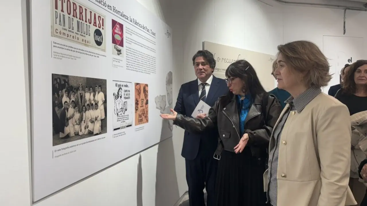 La delegada de Cultura, Turismo y Deporte, Marta Rivera de la Cruz, durante la inauguraci&oacute;n de la muestra 'Hortaleza, un viaje en el tiempo'.