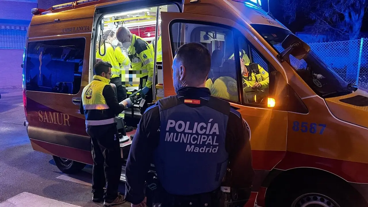 El Samur-PC atiende a un hombre de 58 a&ntilde;os que al parecer ha sufrido una ca&iacute;da de unos 4 metros en Puente de Vallecas.