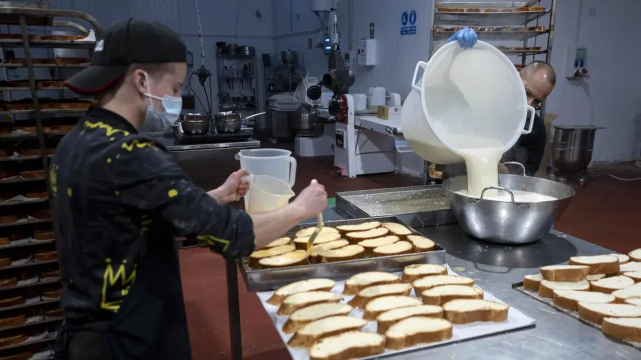 Trabajadores elaboran torrijas en el obrador de la pasteler&iacute;a 'La Hermosita', d&iacute;as previos a la Semana Santa.