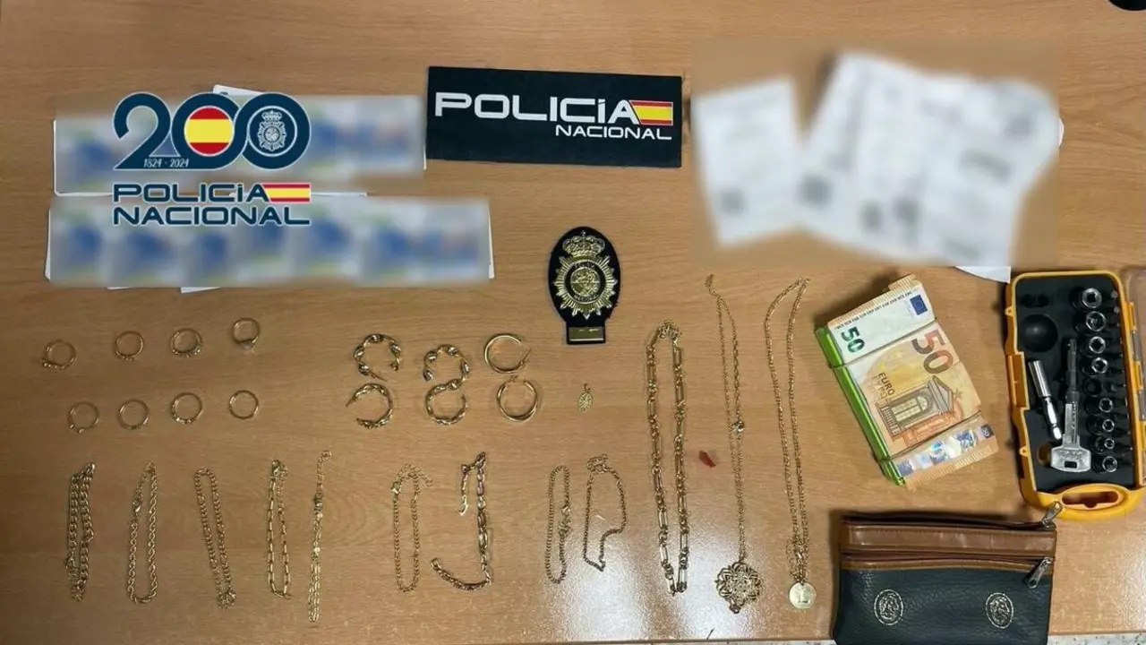 Dos detenidos en el distrito de Salamanca al intentar estafar a una mujer mayor con el timo del tocomocho.