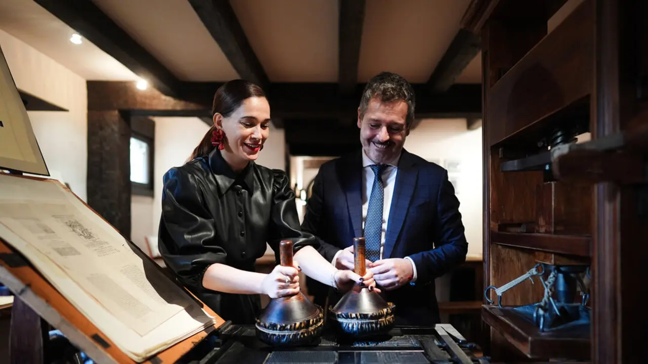 La vicepresidenta de la Sociedad Cervantina, Celia Freijeiro, y el consejero de Cultura, Turismo y Deporte, Mariano de Paco Serrano, en una visita al edificio donde se imprimi&oacute; la primera edici&oacute;n de El Quijote, el 2 de abril de 2025.