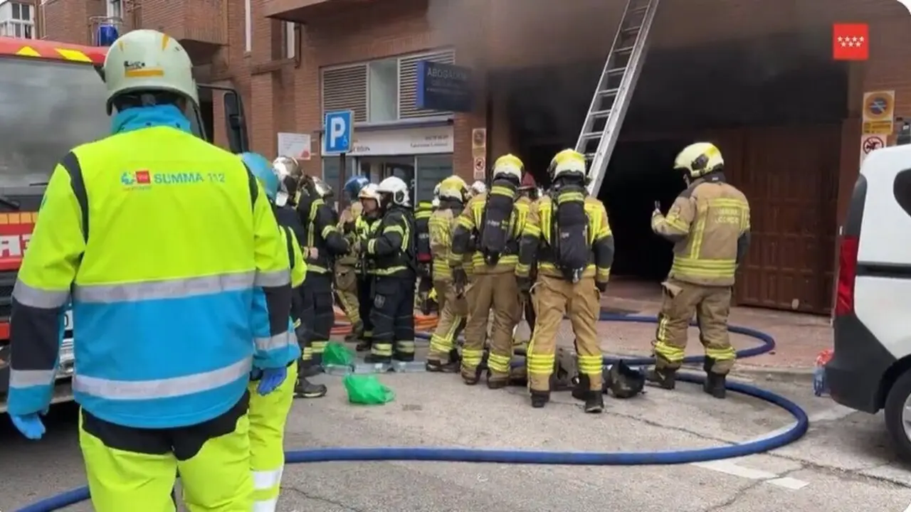 Mueren dos bomberos y otros tres resultan heridos en el incendio de un parking.