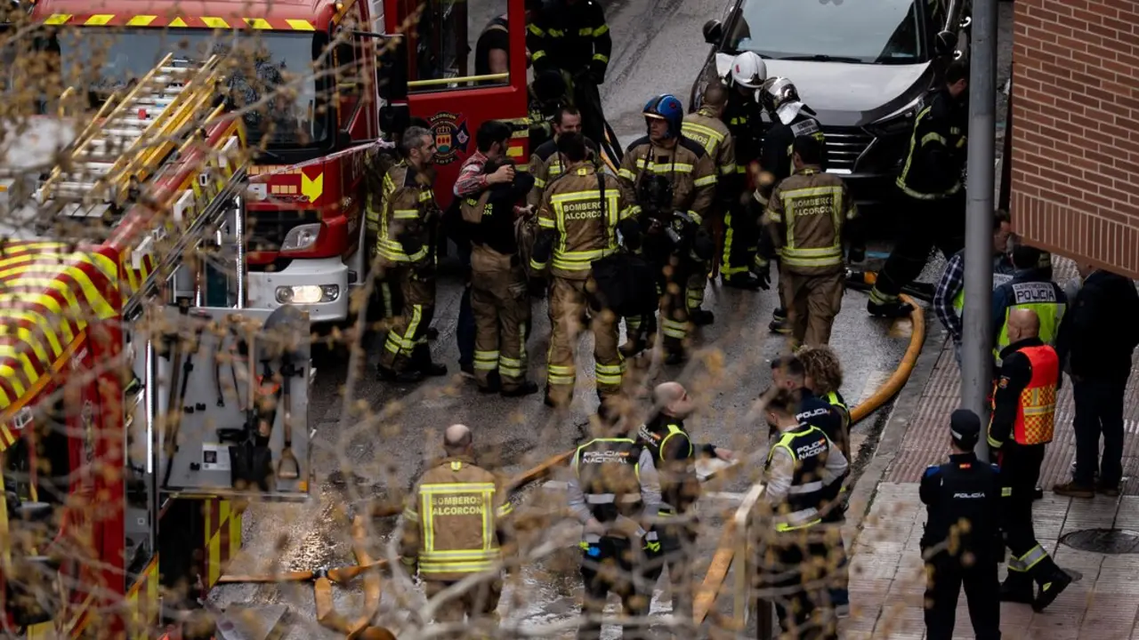 Varios bomberos trabajan en el lugar de los hechos en Alcorc&oacute;n.