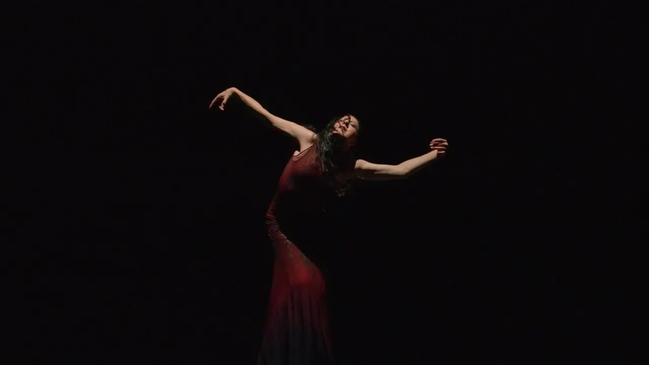 Una bailarina en un escenario.
