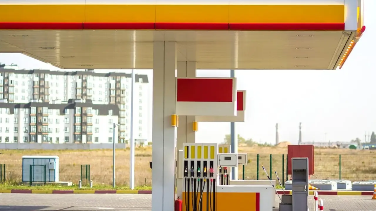 Gasolineras m&aacute;s baratas en  Madrid hoy, 24 de junio de 2025: compara precios y ahorra al repostar gasolina o di&eacute;sel. Imagen de archivo.