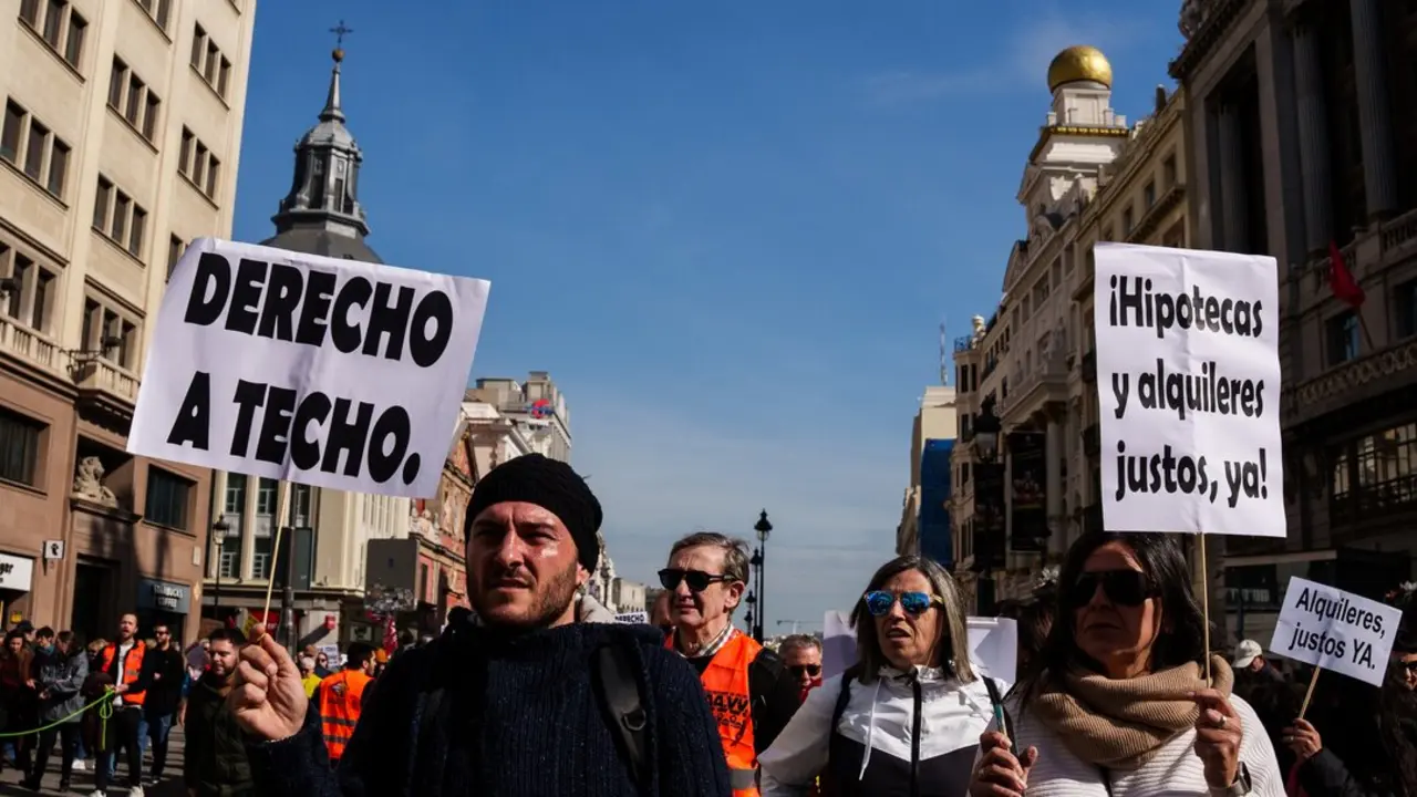 Varias personas durante una manifestaci&oacute;n por una vivienda digna.
Imagen de archivo.