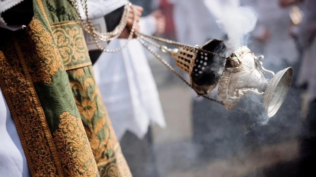 Faroles de incienso durante la Semana Santa. Imagen de archivo.