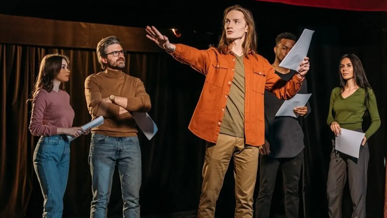 Grupo de actores ensayando un guion.