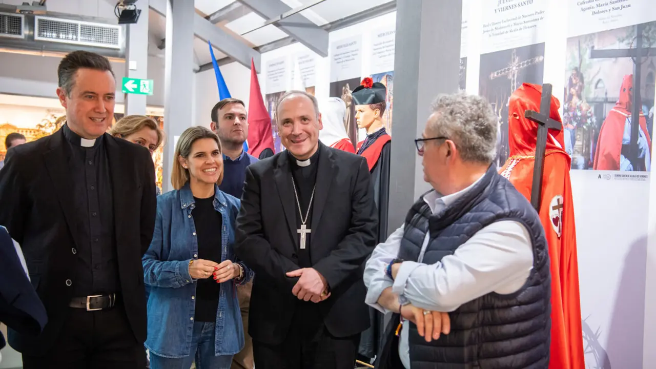 La alcaldesa de Alcal&aacute;, Judith Piquet; la teniente de alcaldesa Isabel Ruiz Maldonado; el concejal de Fiestas y Tradiciones Populares de Alcal&aacute; por la Semana santa.
