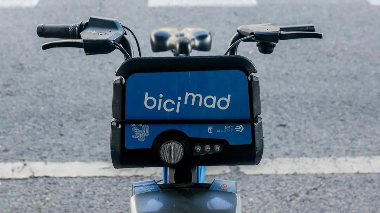 Una bicicleta aparcada.