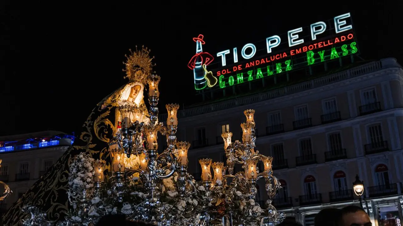Una imagen de un paso de semana santa en la puerta del sol.