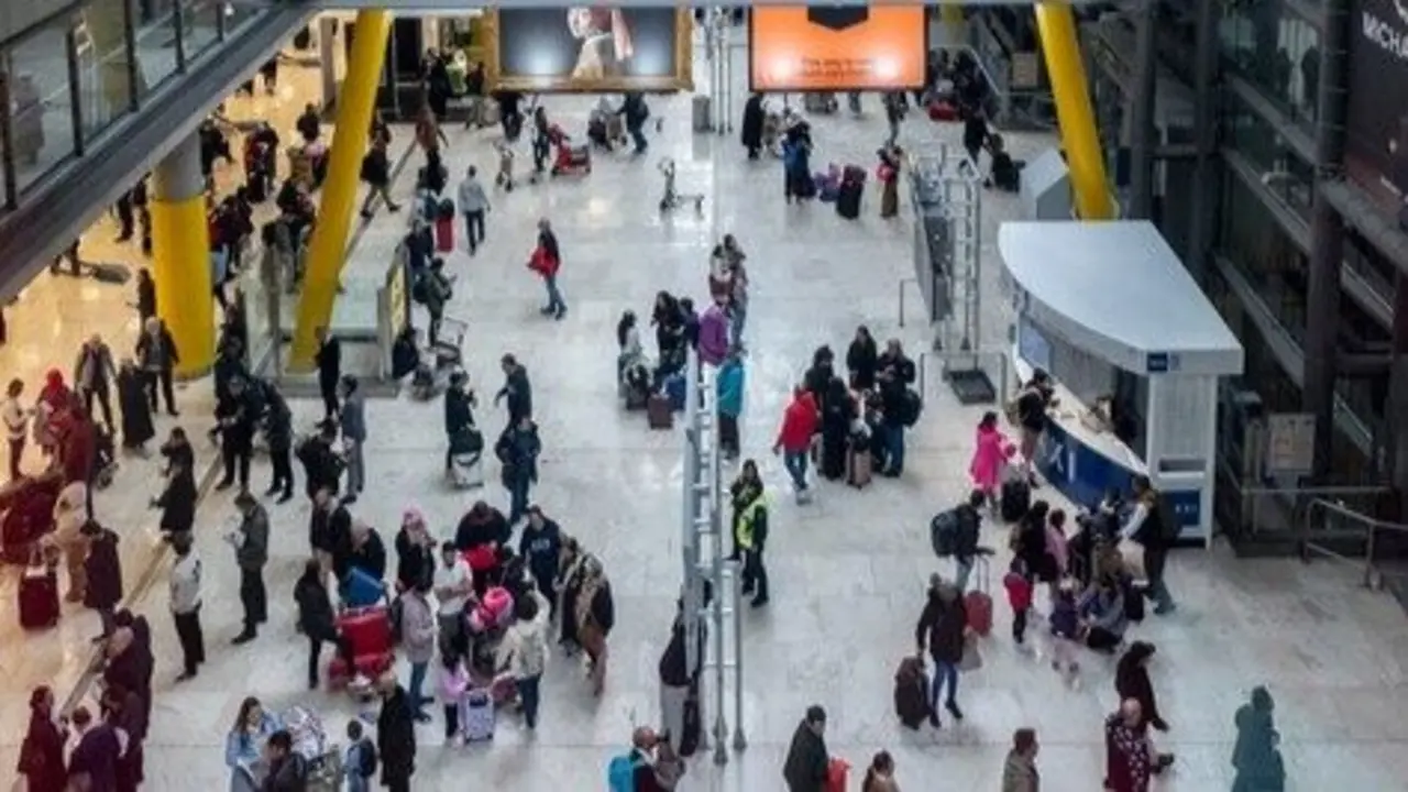 Varias personas caminan por las instalaciones Aeropuerto Adolfo Su&aacute;rez-Madrid Barajas.