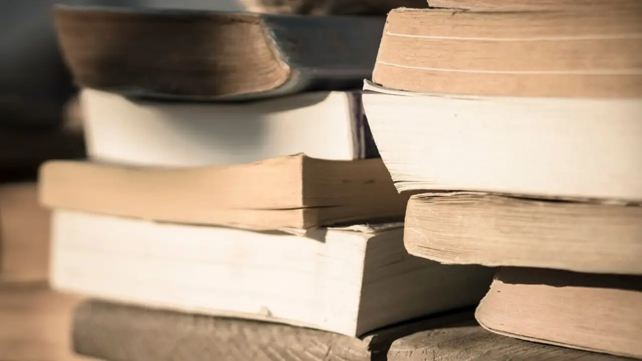 Libros sobre una mesa. Imagen de archivo.