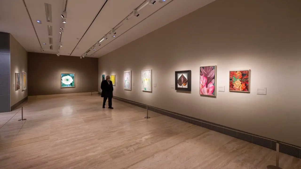 Una persona observa las obras que componen la retrospectiva de Georgia O&rsquo;Keeffe (1887-1986), a 19 de abril de 2021, en el Museo Thyssen-Bornemisza, Madrid (Espa&ntilde;a).