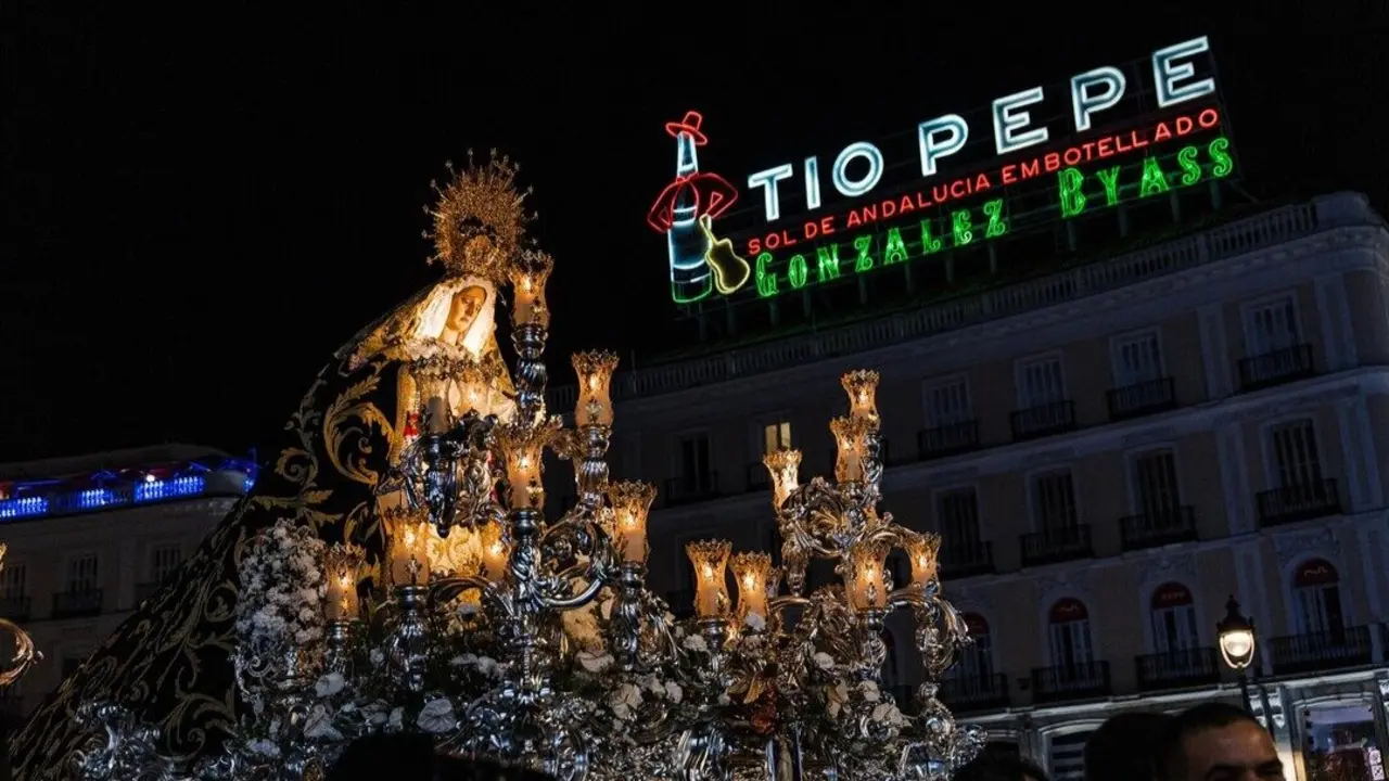 Decenas de personas durante la procesi&oacute;n del Cristo de Medinaceli en la Puerta del Sol.