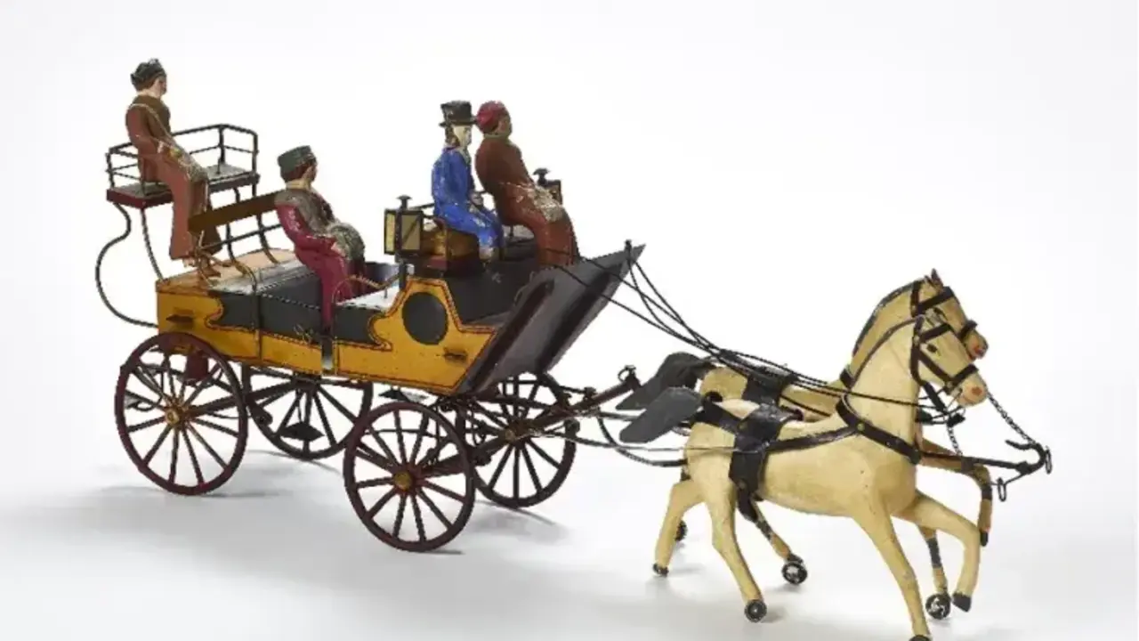 Coche de caballos de la exposici&oacute;n 'Del juguete al cielo' en Condeduque.