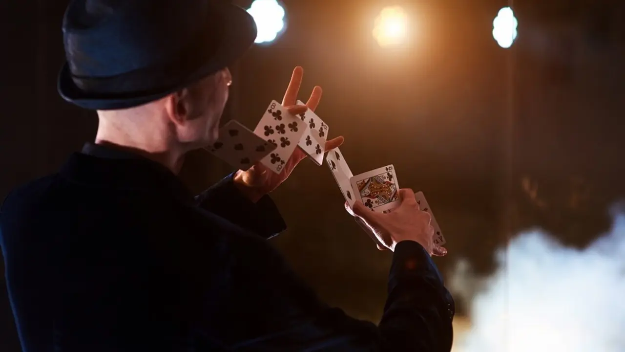 Mago ense&ntilde;ando sus trucos de magia. Imagen de archivo.
