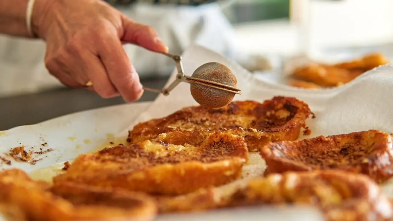 Preparaci&oacute;n de torrijas. Imagen de archivo.