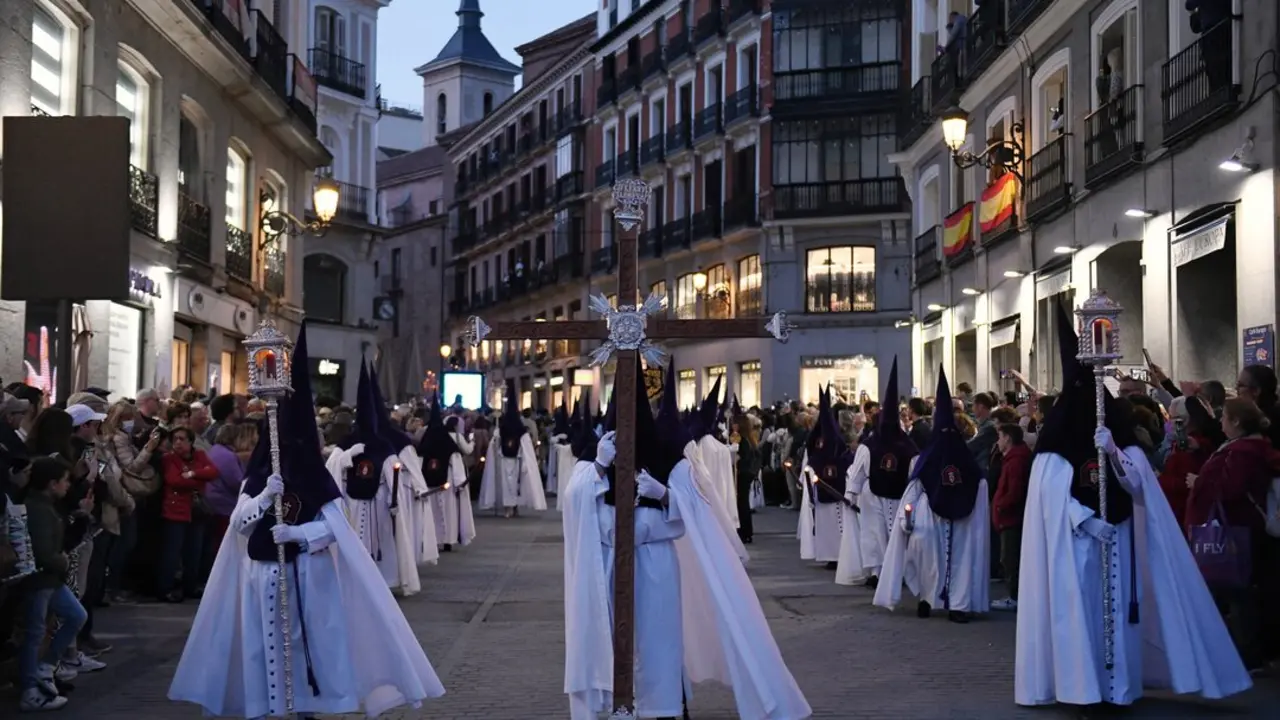 Nazarenos durante la procesi&oacute;n de Semana Santa, &lsquo;Los Gitanos&rsquo;, que recorre las calles del centro, de Semana Santa.