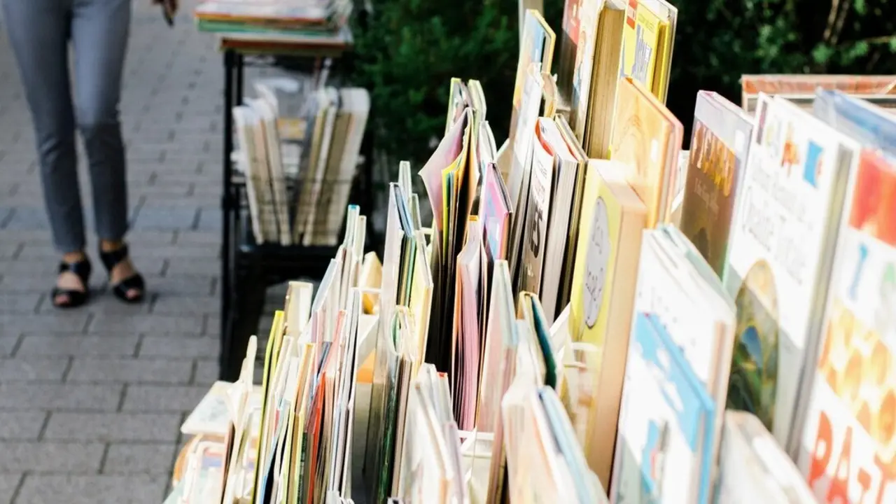 Puesto de libros en la calle. Imagen de archivo.