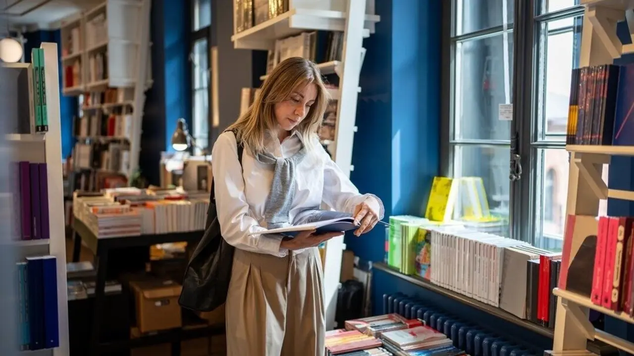 Mujer comprando en una librer&iacute;a. Imagen de archivo.