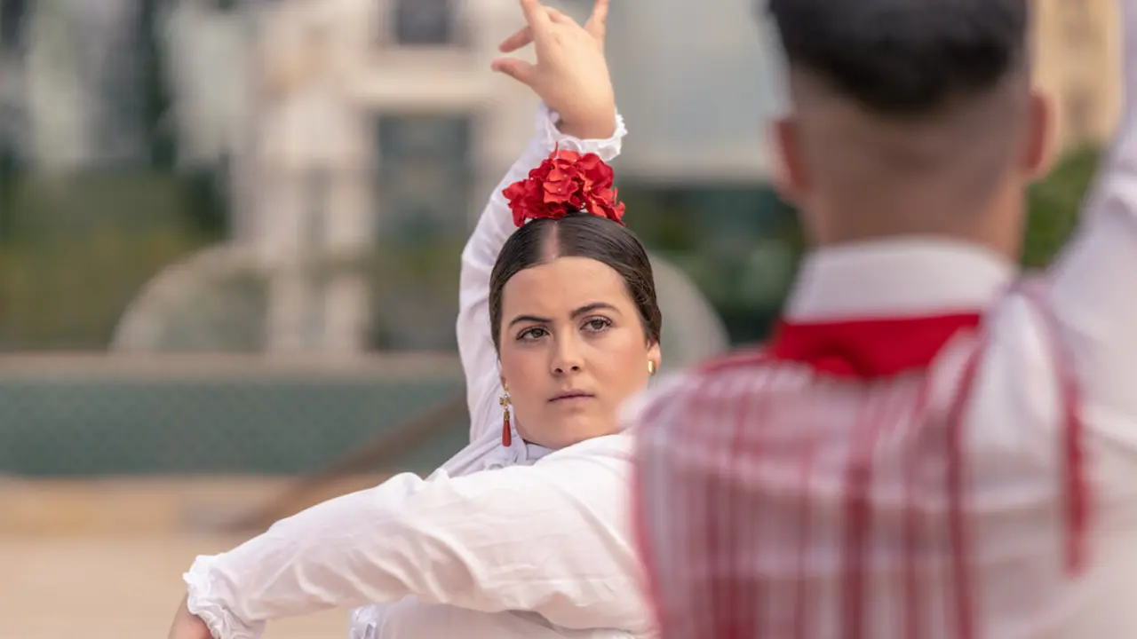 Joven bailarina flamenca bailando con un bailar&iacute;n. Imagen de archivo.