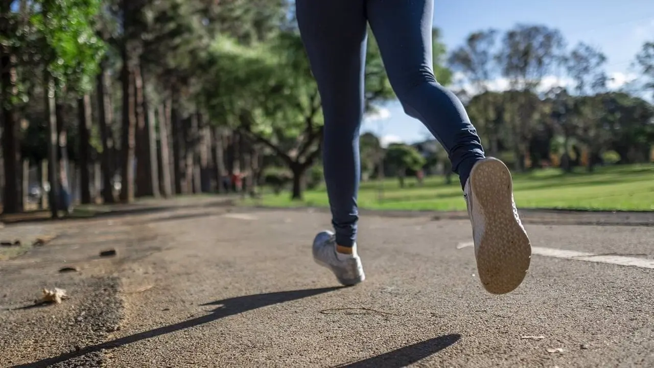 Una persona corriendo en un parque. Imagen de archivo.