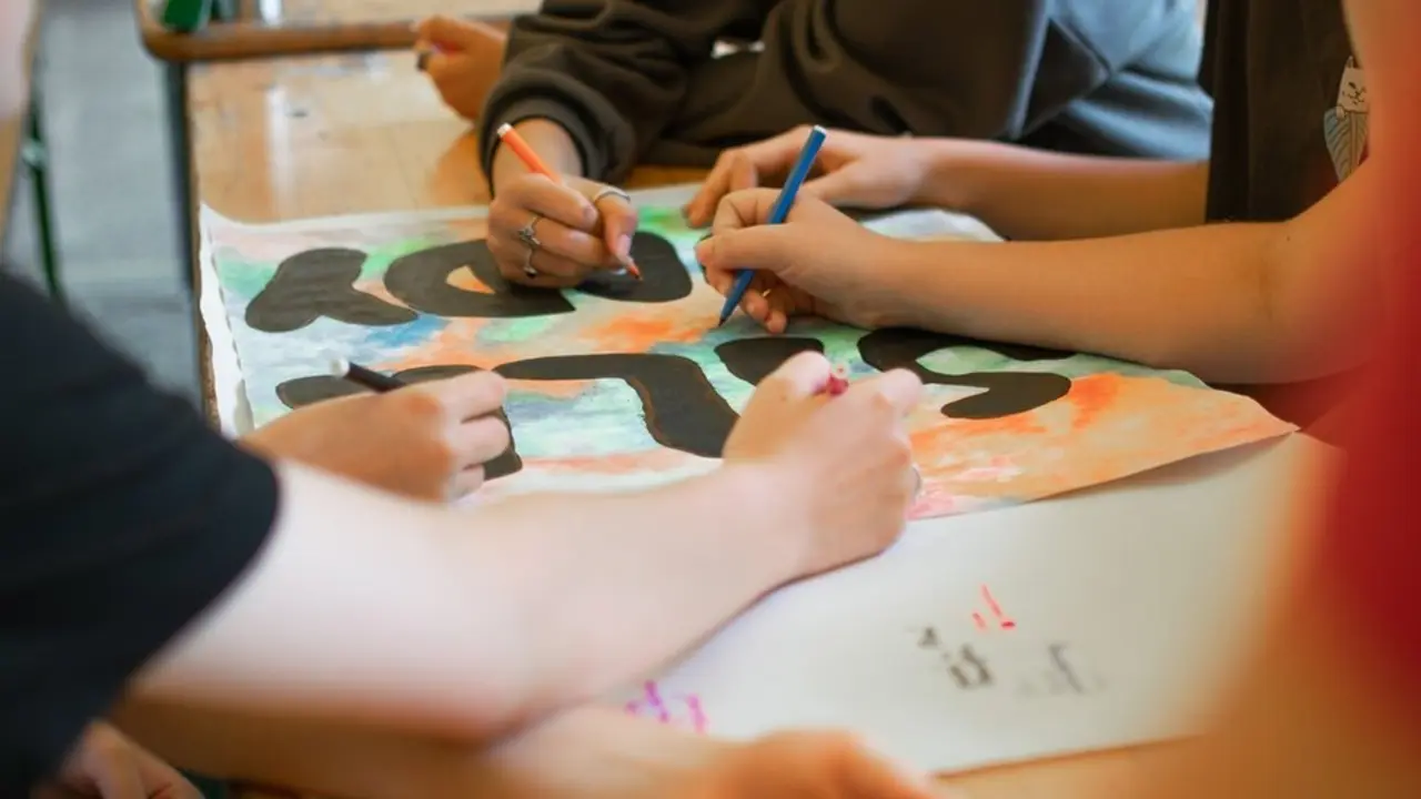 Grupo de j&oacute;venes pintando. imagen de archivo.