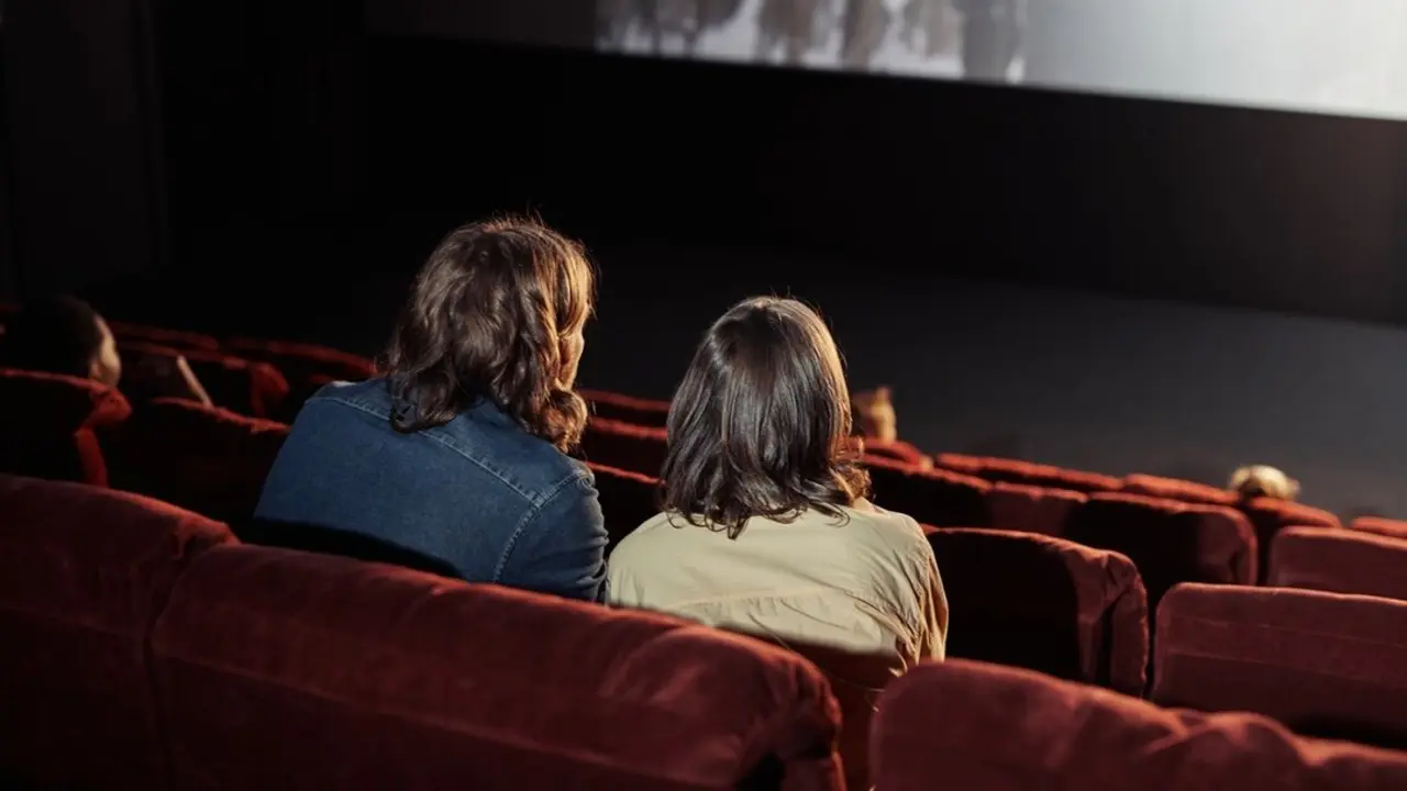 Personas en el cine. Imagen de archivo.
