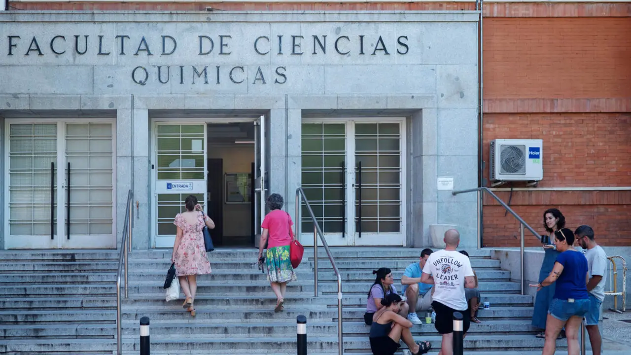 Varias personas en el exterior de la Facultad de Ciencias Qu&iacute;micas de la UCM, a 4 de julio de 2023, en Madrid (Espa&ntilde;a).