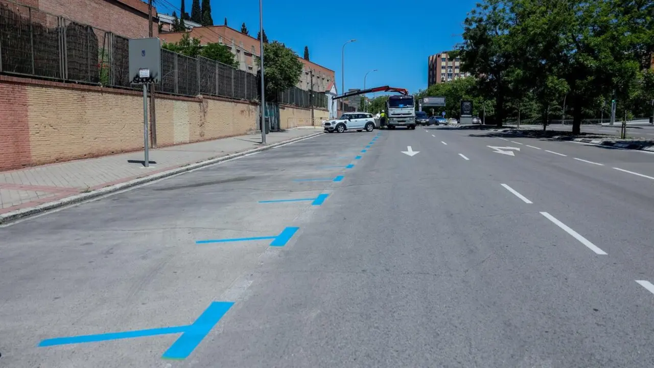 Una calle con zona azul en Madrid.