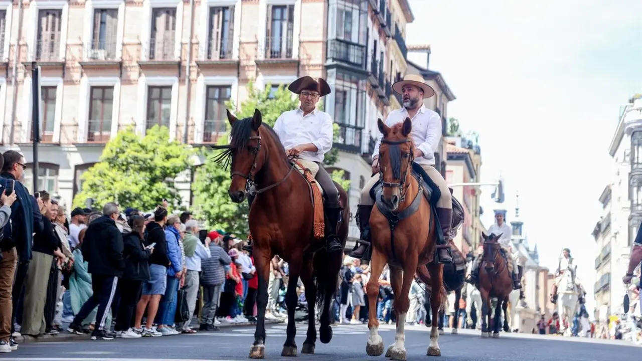 Varios actores desfilan durante la recreaci&oacute;n de la Liberaci&oacute;n de Madrid, en la Plaza de la Villa, a 4 de mayo de 2024, en Madrid (Espa&ntilde;a).