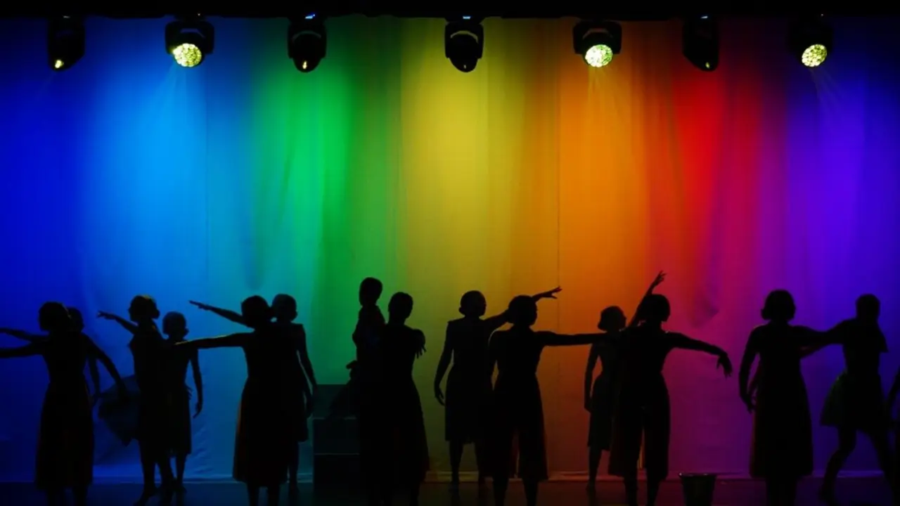 Personas bailando en un escenario. Imagen de archivo.
