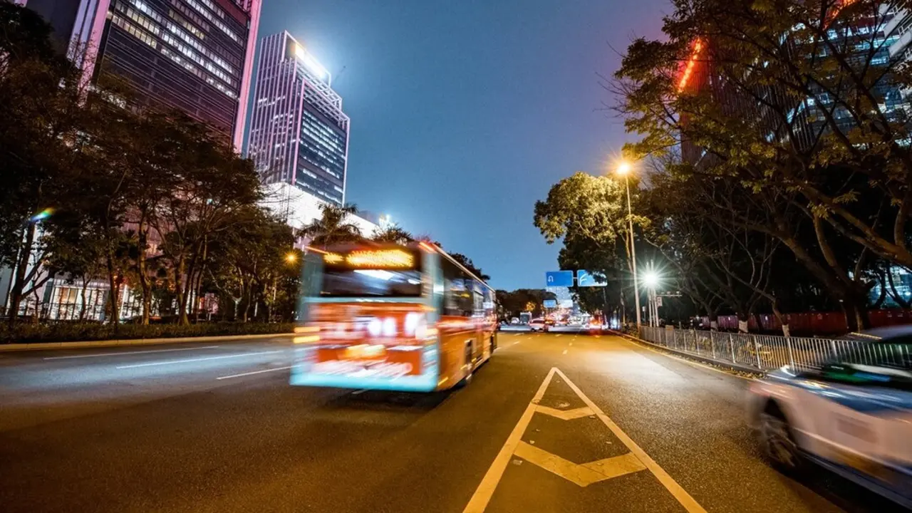 Autob&uacute;s circulando por la noche. Imagen de archivo.