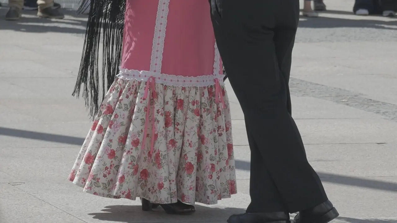 Chulapa y chulapo bailando. Imagen de archivo.
