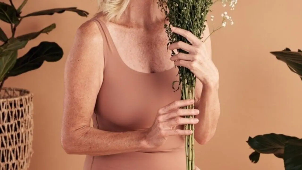 Mujer sosteniendo un ramo de flores. Imagen de archivo.