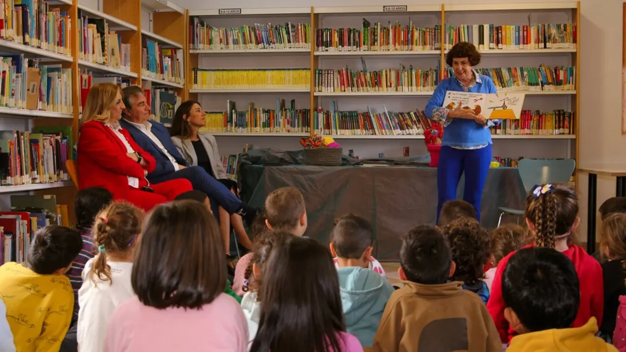 Una mujer cuentacuentos con p&uacute;blico. Comunidad de Madrid.