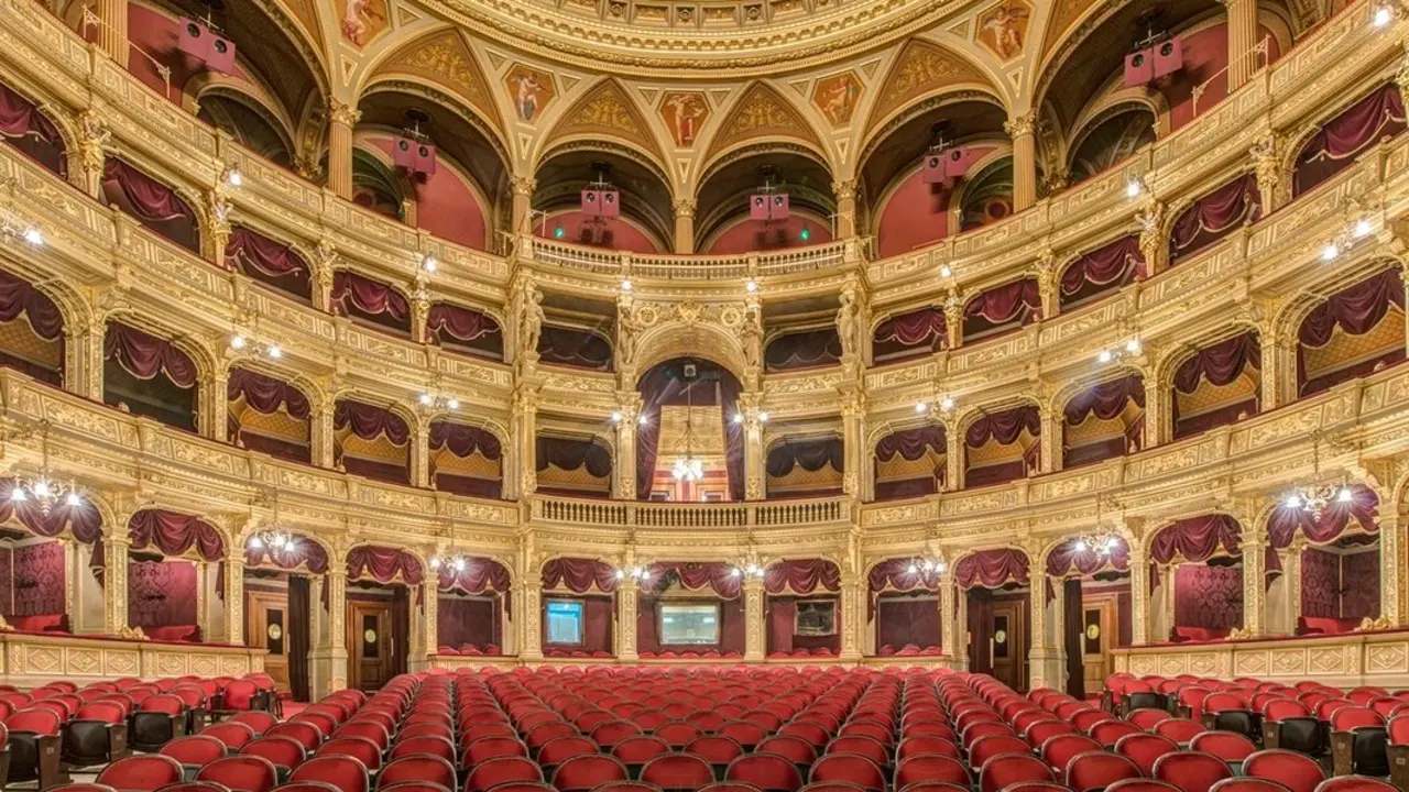Sal&oacute;n de opera. Imagen de archivo.